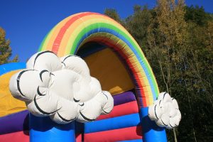 Regenboog springkussen kopen Jump Factory