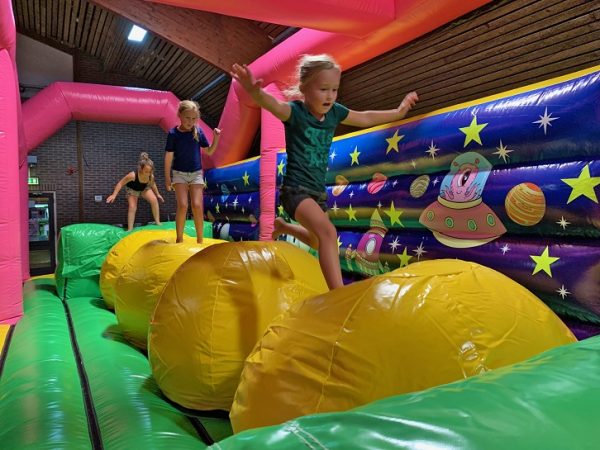 Jump Factory Inflatable Parks: Indoor Opblaaspark - Mega Balls