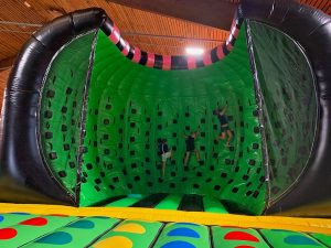 Jump Factory Inflatable Parks: Inflatable indoor park - Klimwand